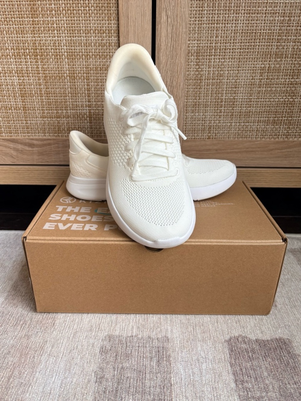 LIKE NEW KIZIK Lima Eggshell White Hands-Free Slip-On Sneaker Mens 5.5
Womens 7